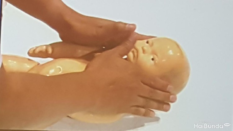 Pijat bayi tampaknya sepele ya? Urut-urut sana-sini saja. Tapi tentu ada aturan yang nggak boleh kita abaikan.