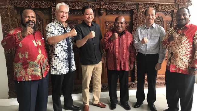 Presiden melalui Menteri ESDM Iganasius Jonan akhirnya sepakat untuk membagi 10 persen saham PT Freeport Indonesia kepada masyarakat Papua.