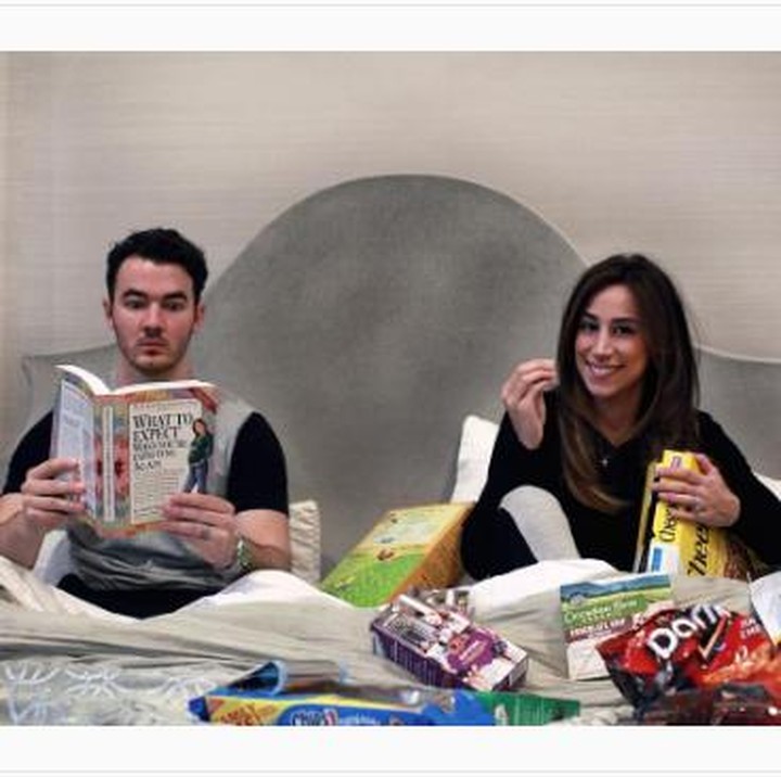 <p>Istri dari Kevin Jonas, Danielle, punya konsep yang bikin iri. Di tengah makanan! (Foto: Instagram/daniellejonas)</p>