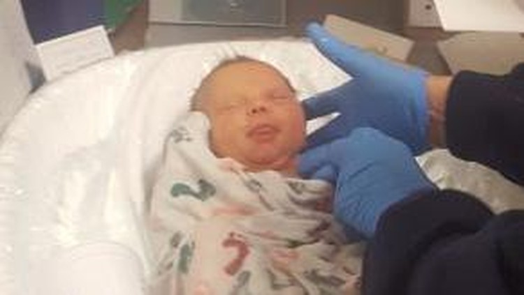 Di RS ini, bayi yang baru lahir dimandikan dalam kondisi dibedong, lho.