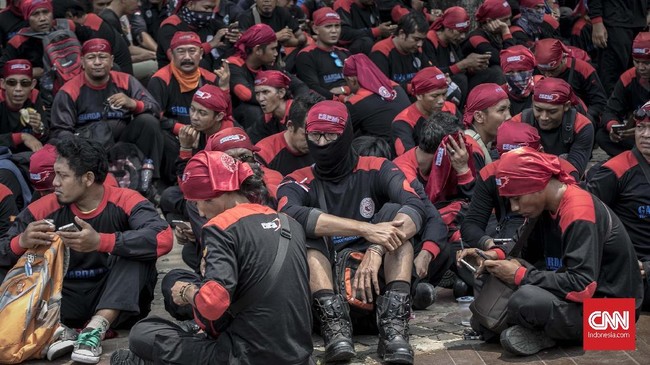 Para buruh yang tergabung dalam KSBSI mengenai UMP DKI sebesar Rp7 juta per bulan tak realistis. Buruh yakin angka itu cuma pemanis kampanye.