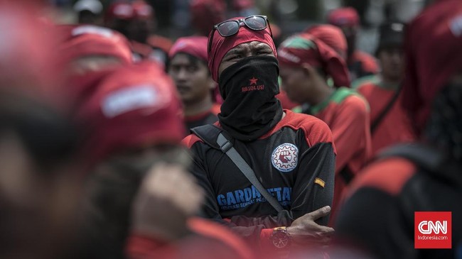 Presiden Jokowi akan memberikan bantuan kartu prakerja bagi korban PHK di tengah tekanan ekonomi imbas dari penyebaran corona.