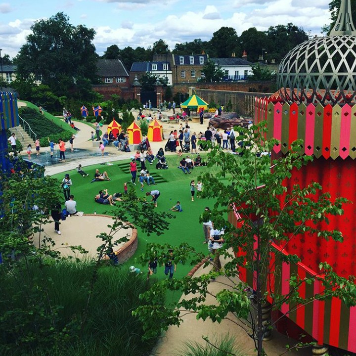 <p>Kata orang-orang yang pernah ke sana, taman bermain yang satu ini ajaib banget. Letak tamannya berada di Hampton Court Palace, Inggris. (Foto: Instagram @noctilunart)</p>
