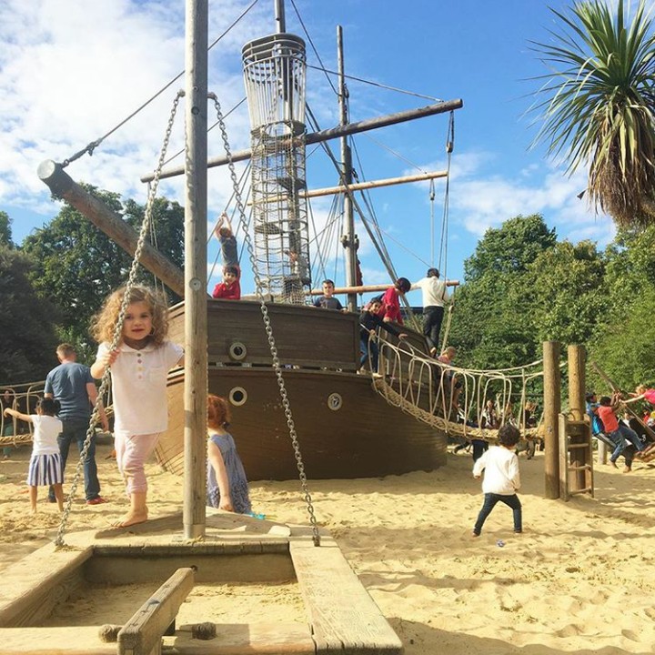 <p>Ada pasir dan kapal di Princess of Wales Memorial Playground, Inggris. (Foto: Instagram @ems_rodriguez)</p>