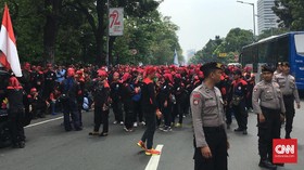 Polisi Larang Massa Buruh Melintas Medan Merdeka Barat