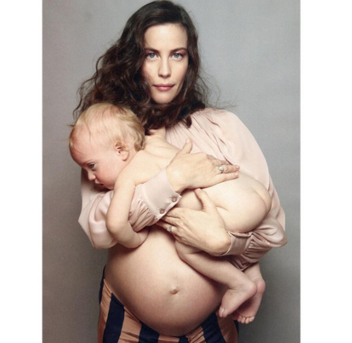 Para selebriti ini mengabadikan kehamilannya lewat maternity photo shoot. Mana yang paling favorit, Bunda?