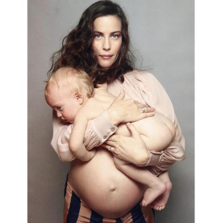 <p>Anak dari penyanyi Steven Tyler, Liv Tyler, memakai konsep bawa anak untuk foto kehamilannya. (Foto: Instagram/misslivalittle)</p>