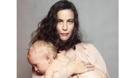 <p>Anak dari penyanyi Steven Tyler, Liv Tyler, memakai konsep bawa anak untuk foto kehamilannya. (Foto: Instagram/misslivalittle)</p>