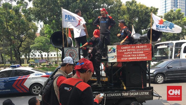 Tuntutan itu dilakukan dalam rangka aksi memperingati Hari Layak Kerja Sedunia yang jatuh setiap 7 Oktober. Demo dilakukan di depan Istana Negara.