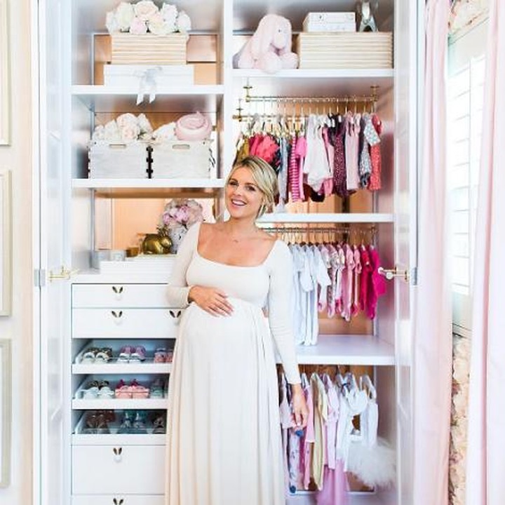 <p>Host dan blogger Amerika, Alexandra Fedotowsky, memakai lemari pakaian sebagai latar foto kehamilannya. Lucu ya, Bun. (Foto: Instagram/alifedotowsky)</p>