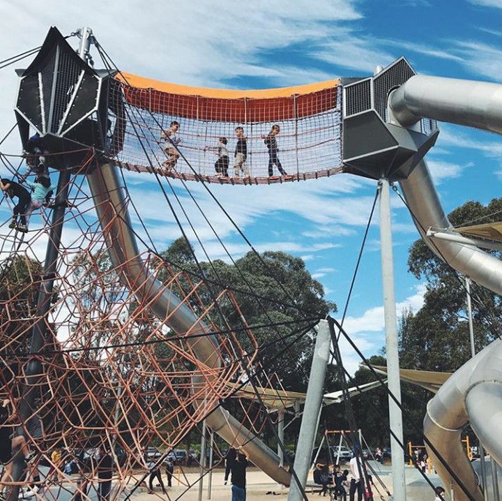 <p>Wow, bentuk playground-nya futuristik banget. Ini di Fairfield Park, Sydney. (Foto: Instagram @thinking_creature)</p>