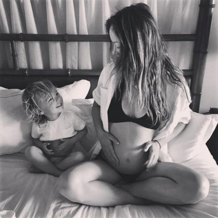 <p>Sebenarnya ini bukan dalam rangka foto khusus untuk kehamilan sih, tapi konsep aktris Olivia Wilde ini patut dicoba. (Foto: Instagram/oliviawilde)</p>