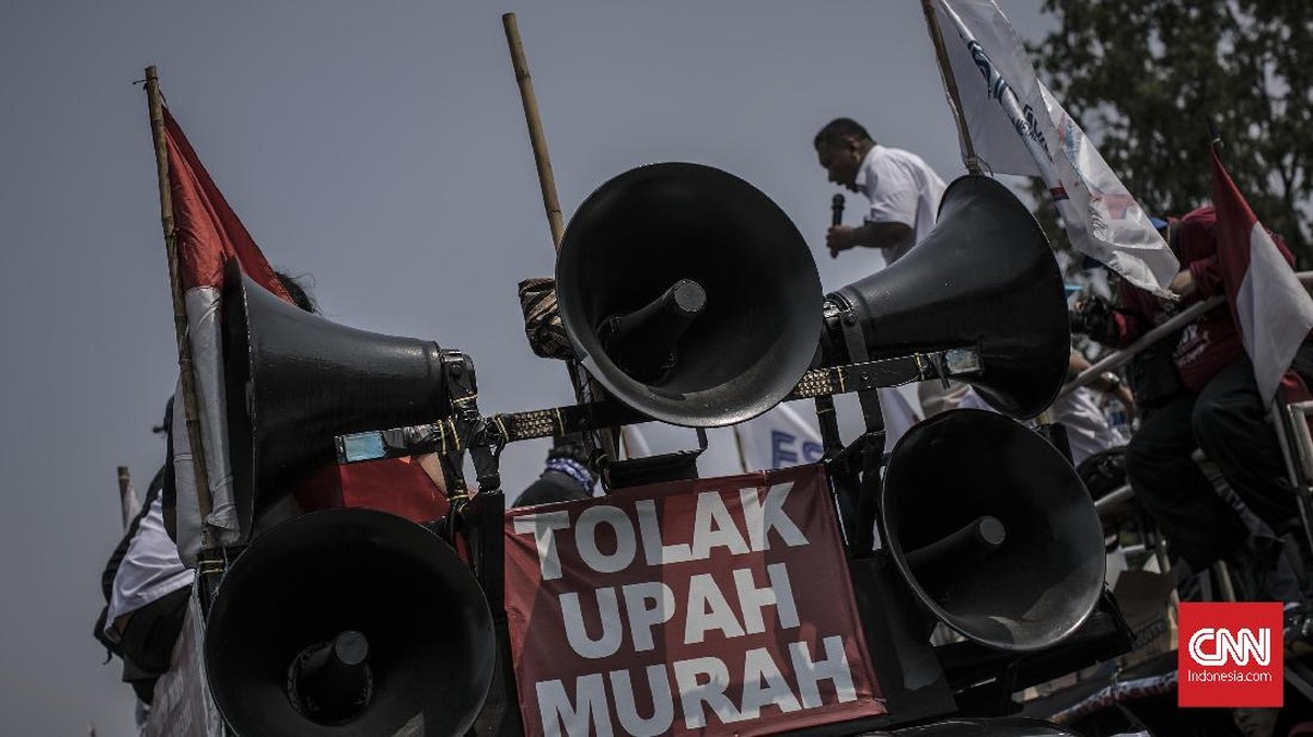 FOTO: Aksi Buruh Peringati Hari Layak Kerja Sedunia