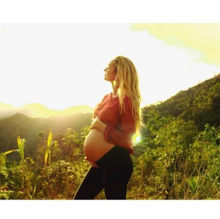 <p>Model Victoria Secret ini, Candice, menggunakan latar belakang alam untuk foto kehamilannya. Mungkin bisa jadi referensi ya. (Foto: Instagram/angelcandices)</p>