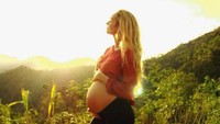 <p>Model Victoria Secret ini, Candice, menggunakan latar belakang alam untuk foto kehamilannya. Mungkin bisa jadi referensi ya. (Foto: Instagram/angelcandices)</p>