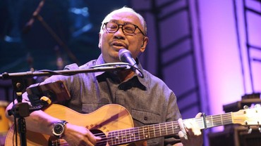 img-title Lirik Lagu Berita Kepada Kawan - Ebiet G Ade