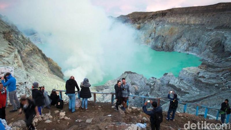 Keindahan Kawah Ijen di Kabupaten Banyuwangi, Jawa Timur terpampang di laman New York Post.