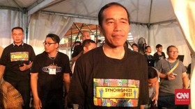 Malam Mingguan, Jokowi Tonton Ebiet G. Ade dan Deadsquad