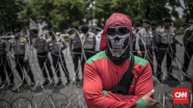 FOTO: Aksi Buruh Peringati Hari Layak Kerja Sedunia