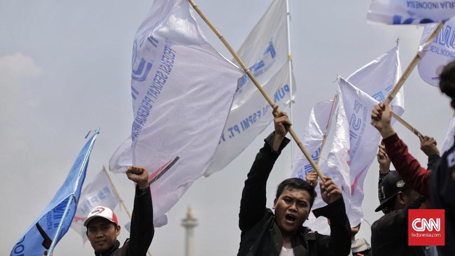 Tuntutan buruh masih sama kepada Anies Baswedan dan Sandiaga Uno, yakni merevisi upah minimum provinsi DKI dari Rp3,6 juta menjadi Rp3,9 juta per bulan.