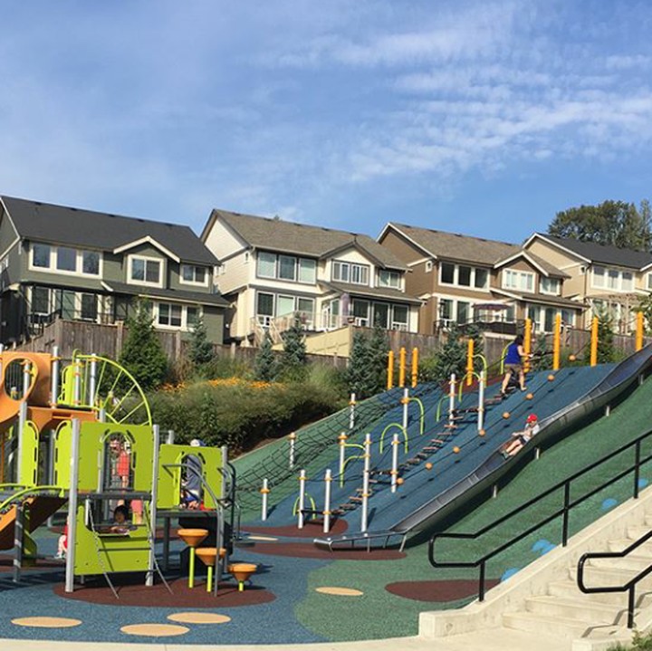 <p> Playground yang bernama Queenston Park ini terletak di daerah perumahan, Coquitlam, di Kanada. (Foto: Instagram @angerobs)</p>