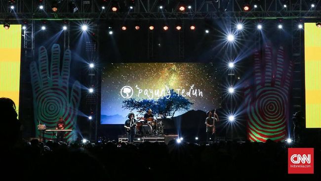 Setelah Is mundur sebagai vokalis Payung Teduh per Januari lalu, Ivan Penwyn yang dahulu memainkan gitar dan trompet, didapuk sebagai suara baru band itu.