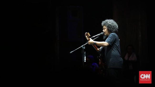 Mereka tampil membawakan lagu Akad milik Payung Teduh di Hawaii.