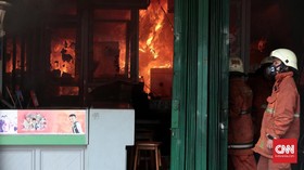 FOTO: Si Jago Merah Lahap Empat Toko di Jalan Sabang