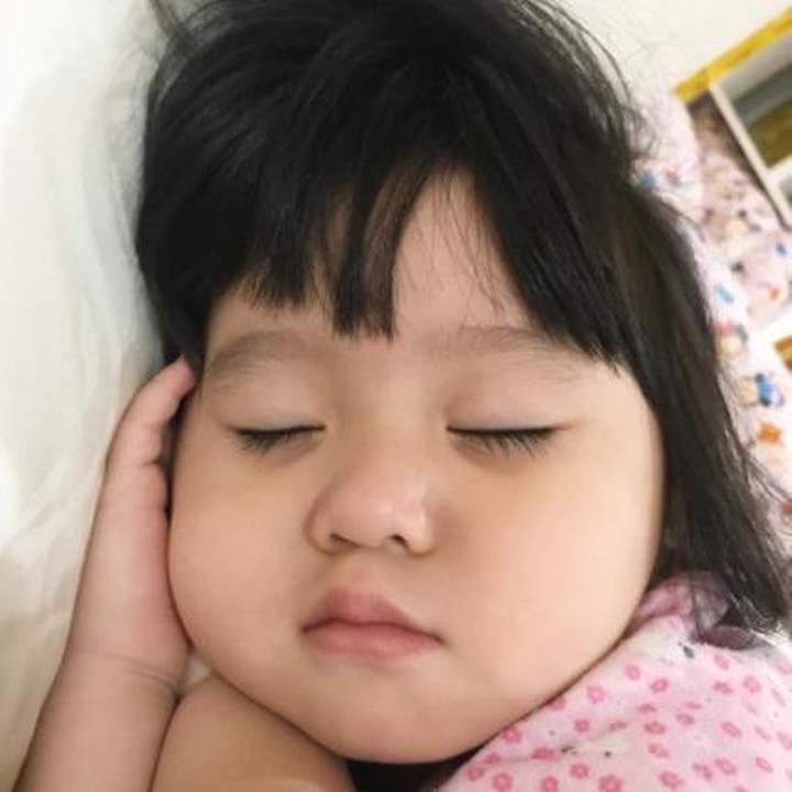 <p>Sekalipun lagi tidur, kadar nggemesinnya Munel nggak berkurang. Hi-hi-hi. (Foto: Instagram/babymoonella)</p>
