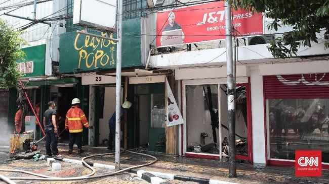 FOTO: Si Jago Merah Lahap Empat Toko di Jalan Sabang