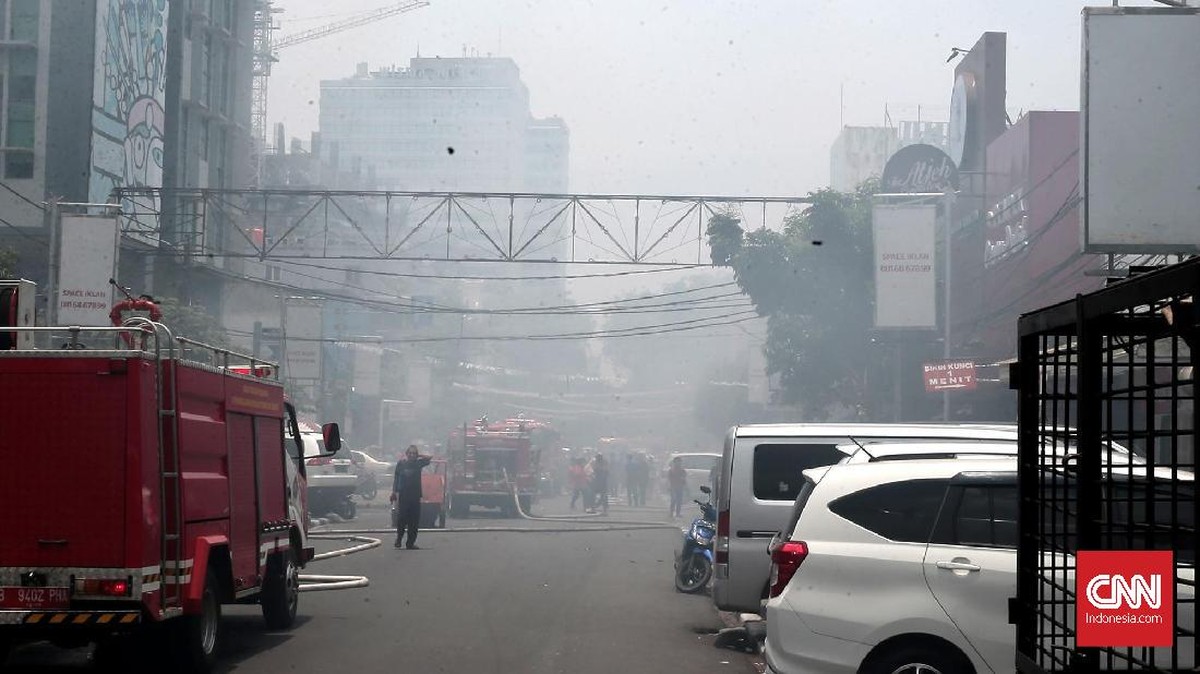 FOTO: Si Jago Merah Lahap Empat Toko di Jalan Sabang