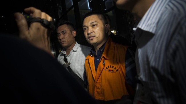 Terbukti suap hakim Pengadilan Tinggi Manado, Hakim Pengadilan Tipikor Jakarta vonis anggota DPR Aditya Moha empat tahun penjara dan denda Rp150 juta.