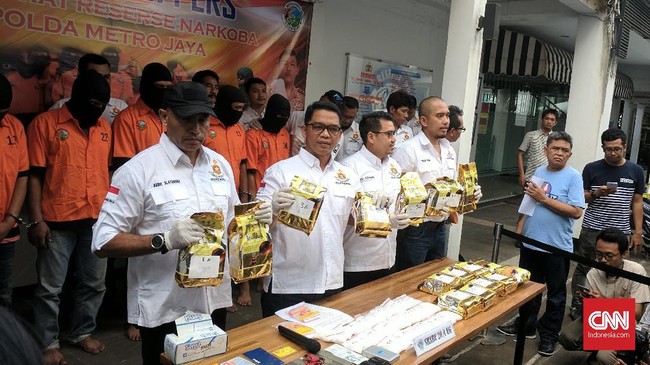 Penyelundupan narkoba sebanyak 20,4 kg diduga kuat dilakukan sindikat. Pencarian bos besar dilakukan lewat analisis aliran dana.