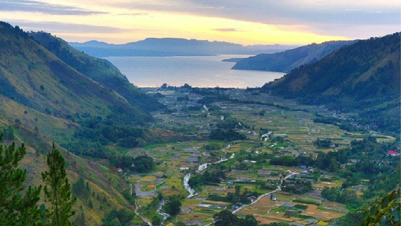 Beragam eksotisme Danau Toba dari segala sudut ditawarkan untuk memukau para wisatawan saat mengikuti Toba Cross Run (TCR).