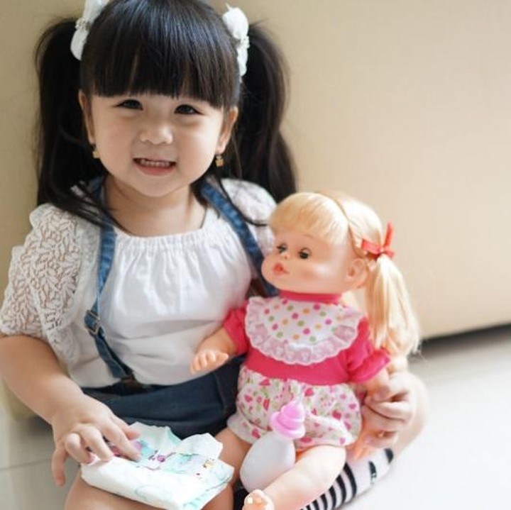 <p>Baik Moonella maupun bonekanya sama-sama nggemesin ya, Bun. (Foto: Instagram/babymoonella)</p>