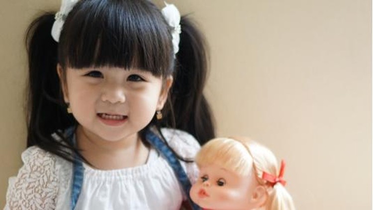 Menjadi selebgram cilik bisa saja berisiko memunculkan bahaya bagi anak. Misalnya jadi incaran pedofil atau predator online.