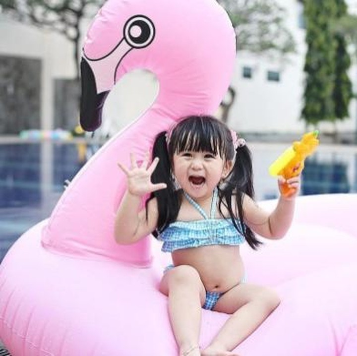 <p>Serunya Moonella naik 'angsa raksasa'. (Foto: Instagram/babymoonella)</p>