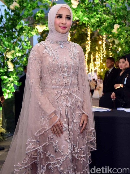 Lagi, Netizen Kritik Penampilan Laudya Cynthia Bella di Pesta Pernikahan Lagi, Netizen Kritik Penampilan Laudya Cynthia Bella di Pesta Pernikahan