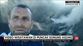 VIDEO: Wisatawan Selfie di Kawah Gunung Agung