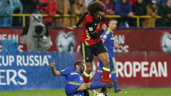Marouane Fellaini mengalami cedera lutut ketika membela timnas Belgia di kualifikasi Piala Dunia 2018, Sabtu (7/10). Belum diketahui berapa lama Fellaini absen.