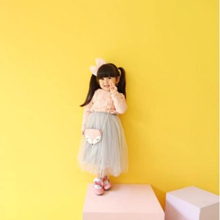 <p>Di usia 3 tahun, Moonella pinter banget nih berpose dengan gaya yang menggemaskan! (Foto: Instagram/babymoonella)</p>