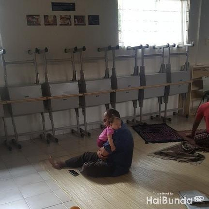 Kalau bundanya lagi ikut talkshow, ayahnya yang jaga si kecil. Manis bangeeeet. (Foto: Amelia Sewaka)