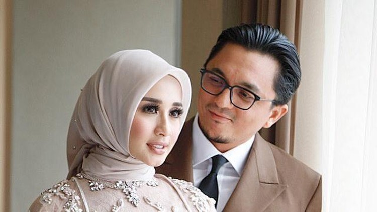 Publik menduga hubungan Laudya Cynthia Bella dan Engku Emran sedang tidak baik-baik saja. Mengenai hal ini, ayah Bella menjawab pertanyaan publik tersebut.