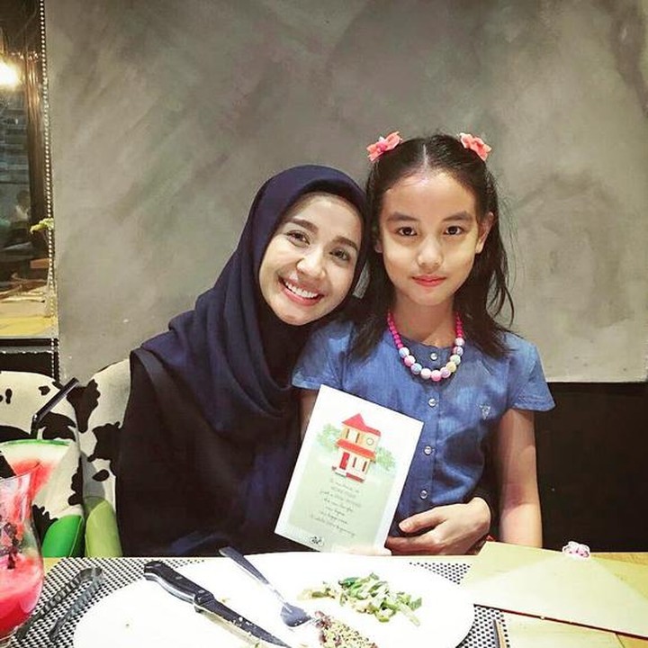 <p>Gadis cilik bernama lengkap Engku Aleesya ini umurnya 8 tahun. Dia merupakan anak suami Bella, Engku Amran dari pernikahan sebelumnya bersama Erra Fariza. Baik Bella maupun Aleesya sama-sama cute ya, Bun. (Foto: Instagram/ @laudya_cintiabella)</p>