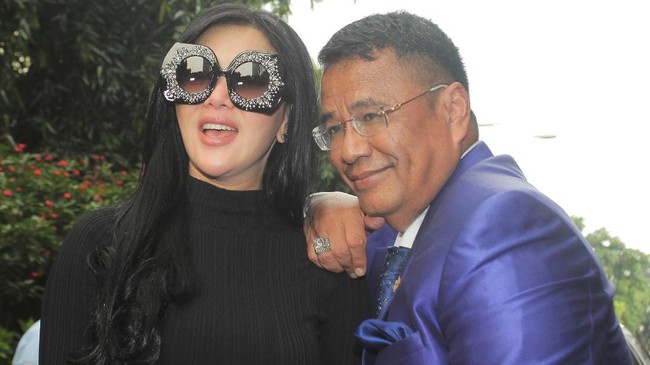 Hotman Paris Hutapea menegaskan, kliennya bukanlah brand ambassador First Travel. Bila menjadi brand ambassador seharusnya, Syahrini menerima miliaran rupiah.