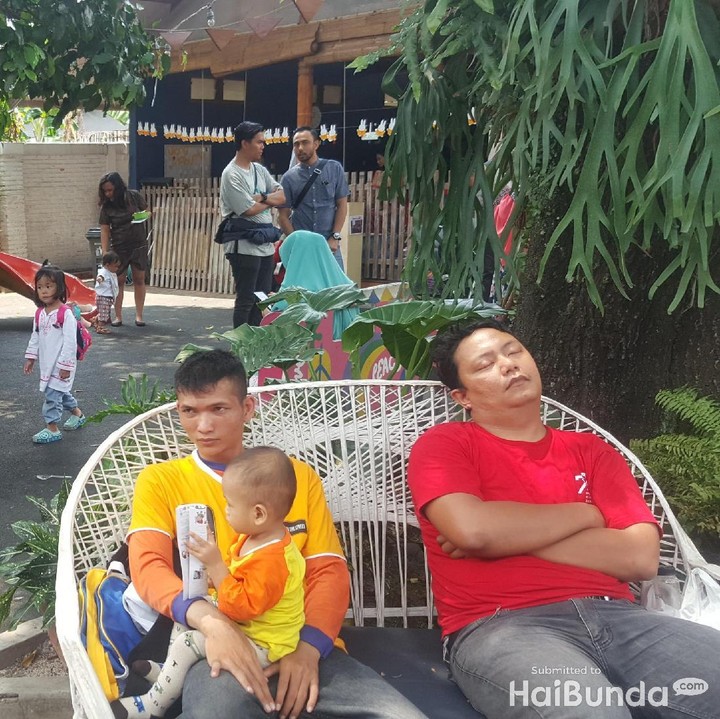 Wah, ayahnya sampai kecapaian. (Foto: Amelia Sewaka)