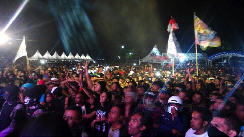Terinspirasi dari kesuksesan Slank, Cokelat, dan Jamrud dalam konser crossborder di perbatasan Atambua, Nusa Tenggara Timur.