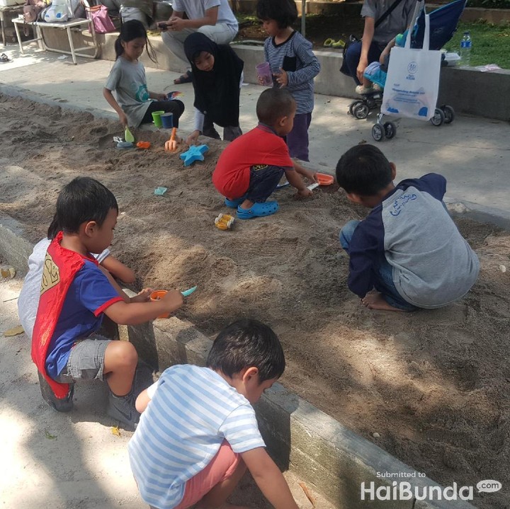 Ibunya upgrade pengetahuan, anaknya seru-seruan di playground. (Foto: Amelia Sewaka)