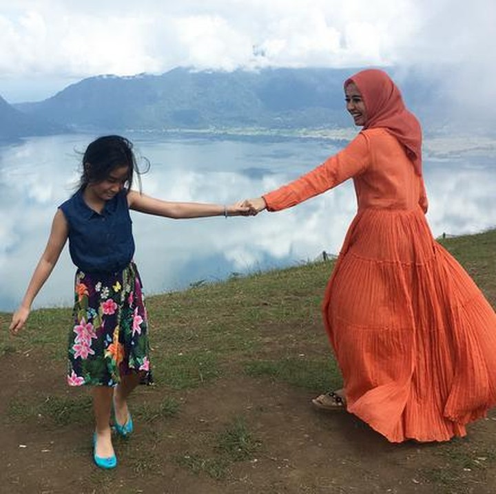 <p>Bahagianya Aleesya main sama Bunda Bella. (Foto: Instagram/ @laudyacynthiabella)</p>