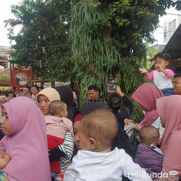 Nggak cuma bundanya, si kecil juga senang lho di acara ini. (Foto: Amelia Sewaka)